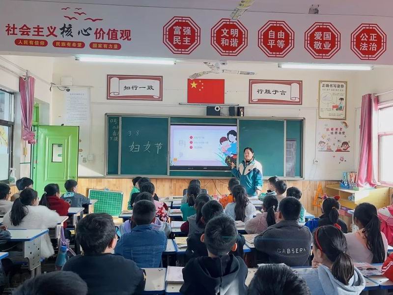 情浓漾春风，花香溢校园——星源学校“三八”女神节花艺插花活动